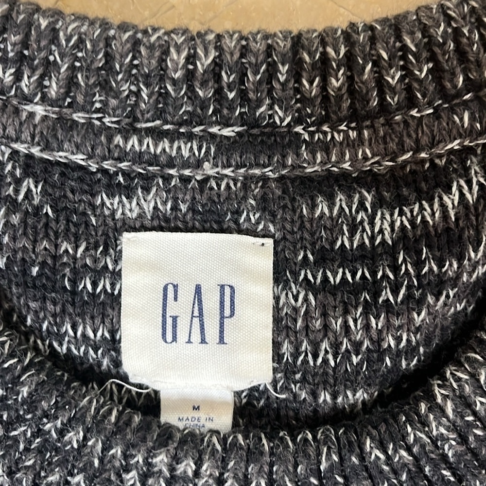 ⭐️ GAP black white and grey crew-neck sweater- size medium - Picture 2 of 7